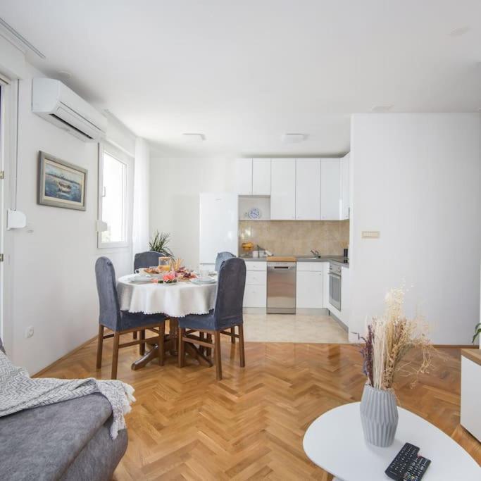 Apartma Maris *